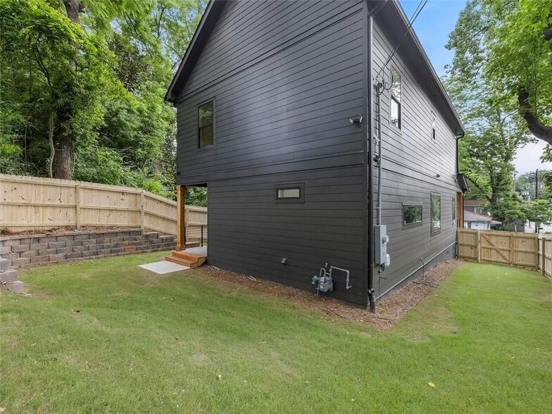 Building Photo - 1065 Hubbard St SW