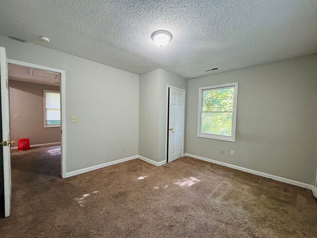 Building Photo - Lovely 3 bedroom, 2.5 bathroom 2-story hom...