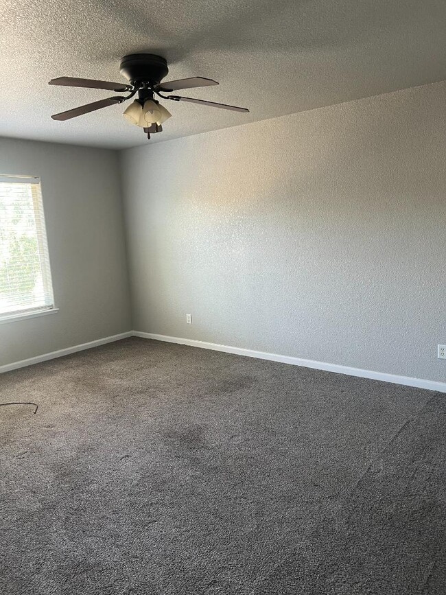 Building Photo - 6040 Oleander Ln
