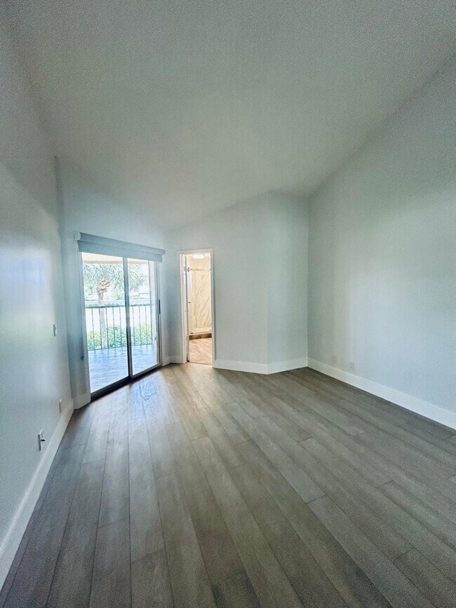 Building Photo - 6528 Via Regina
