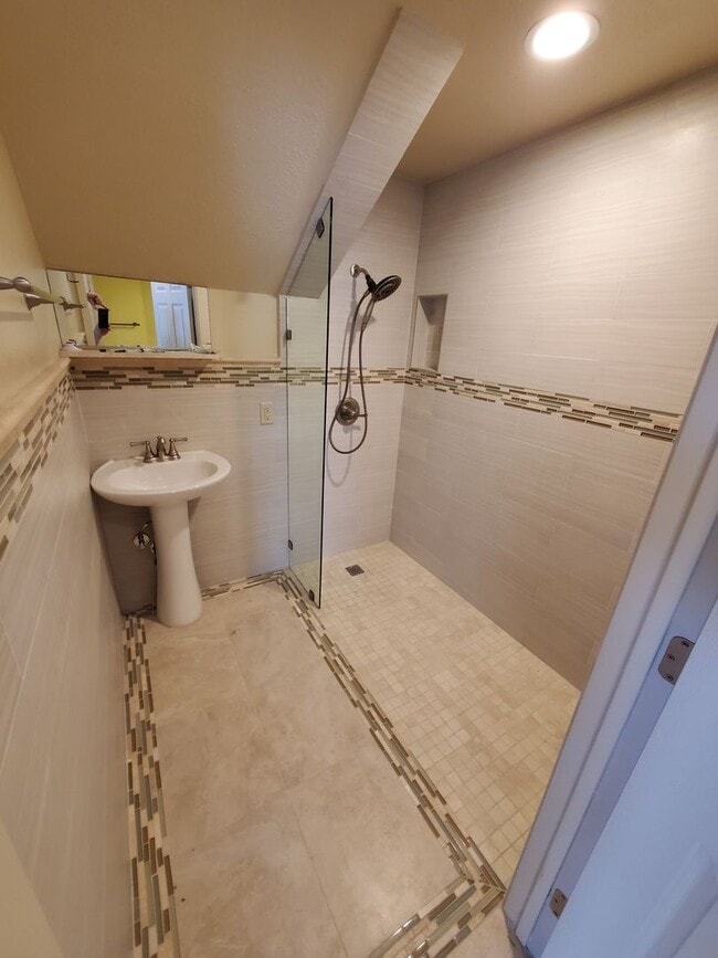 Building Photo - Beautiful Woodbridge/Lakeside Home for Lease!