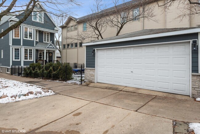 Building Photo - 3034 N Greenview Ave