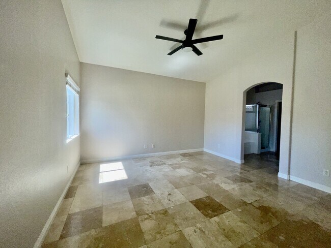 Building Photo - Stunning 3 bedroom 3 bath with dual primar...
