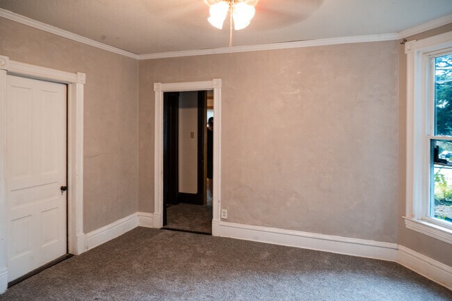 Building Photo - 556 Rose Ave E