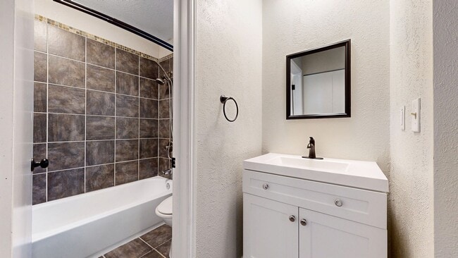 Building Photo - Amazing 4 Bed/3 Bath SFH Backing to Walnut...