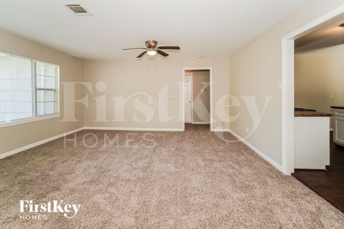 Building Photo - 710 Canary Cir