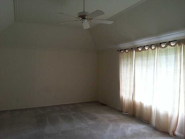 Building Photo - Beautiful Home in Bellevue Lakemont Area