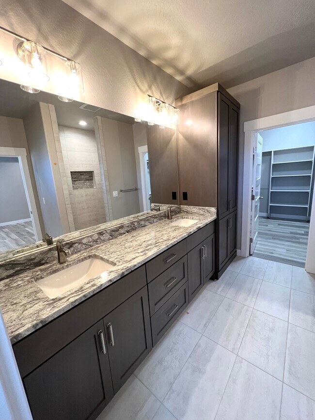 Building Photo - 3021 NW Mount Thielsen Dr