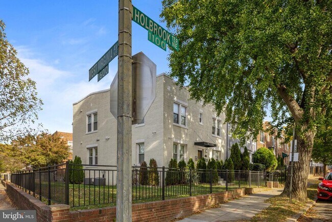 Building Photo - 1100 Holbrook Terrace NE