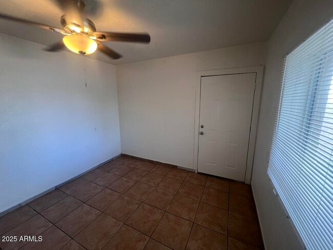 Building Photo - 526 S Mesa Dr
