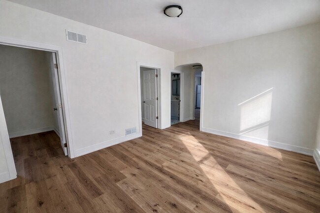 Building Photo - 393 Wellington Ave