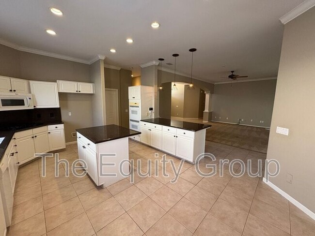 Building Photo - 2511 S Peppertree St