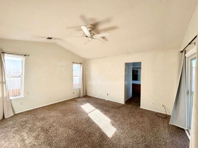 Building Photo - 736 Redwing Dr