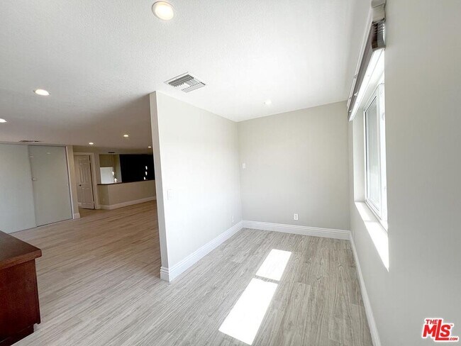 Building Photo - 10758 Cozycroft Ave
