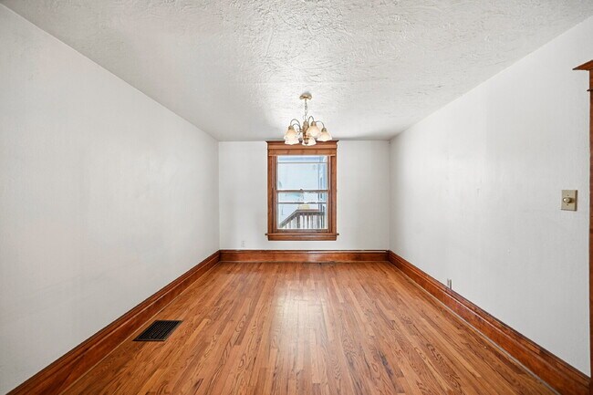 Building Photo - $2,895.95, with $200 Off Cleaning Voucher, 3 Beds - 2 Bath, Single Family Home in Denver with Was...