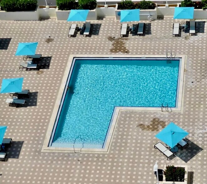 Building Photo - 5701 Collins Ave