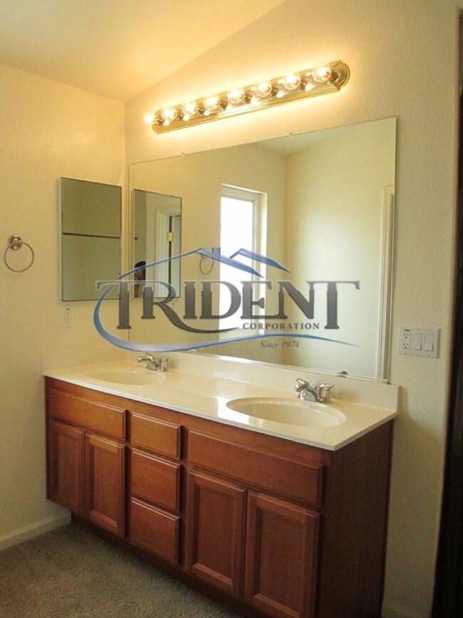 Building Photo - 3 bedroom, 3 bath house with Bonus Room