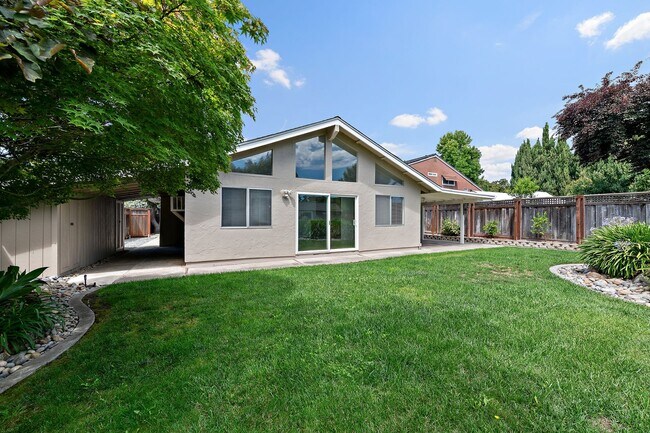 Building Photo - Spacious Single-Family Home in Great Location!