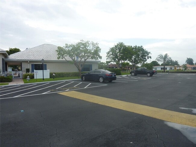 Building Photo - 180 Cypress Club Dr