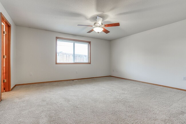 Building Photo - Spacious Single Level Home w/ Fully Fenced...