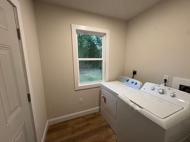 Building Photo - Modern Comfort & Convenient Living