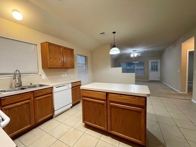 Building Photo - 376 Spruce Dr