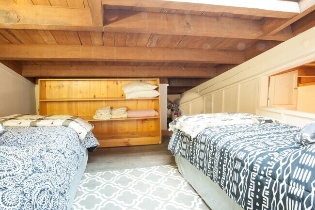 Building Photo - Long Term Rental- Treehouse Condos 302C
