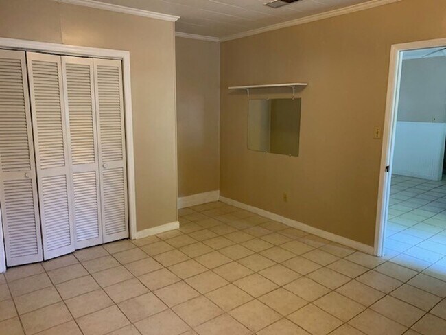 Building Photo - 1 Bedroom Duplex located in Historic Valdo...