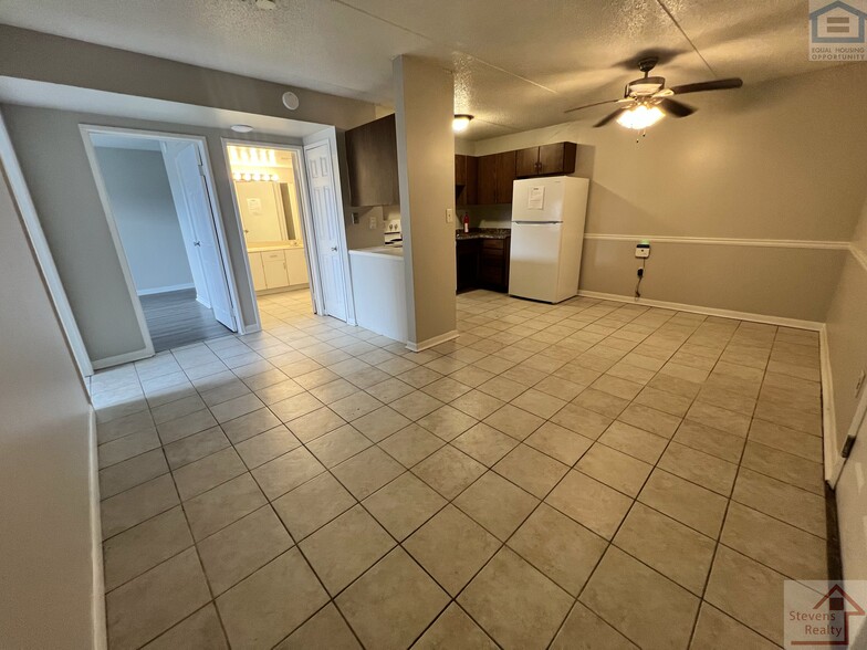Building Photo - 915 S Seminole Dr