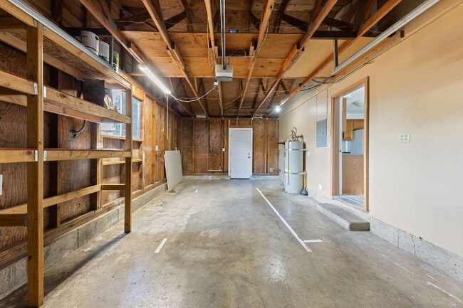 Building Photo - Charming 3 bedroom home with large yard!
