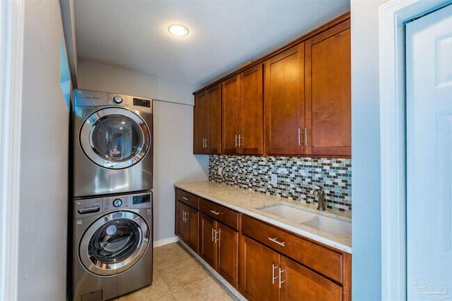 Building Photo - 400 Ridge Wood Cir