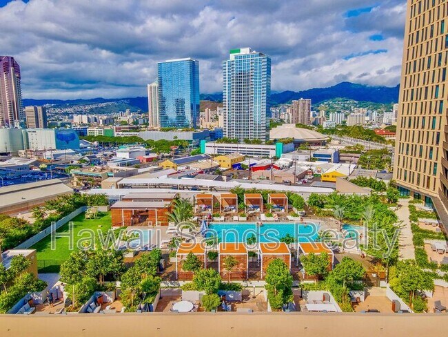 Building Photo - 987 Queen St