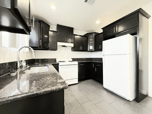 Building Photo - 116 W 50th St