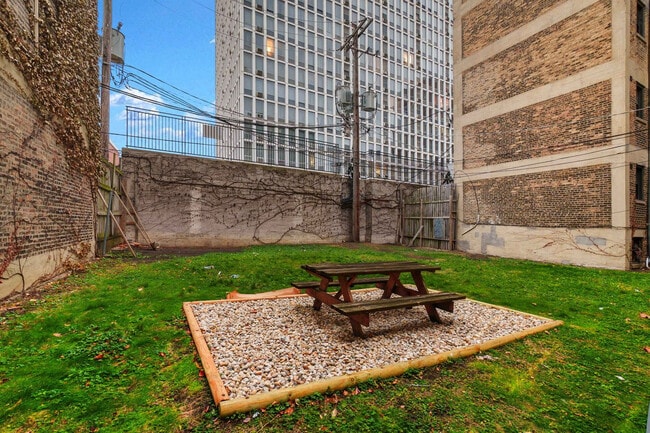 Building Photo - 618 W Patterson Ave