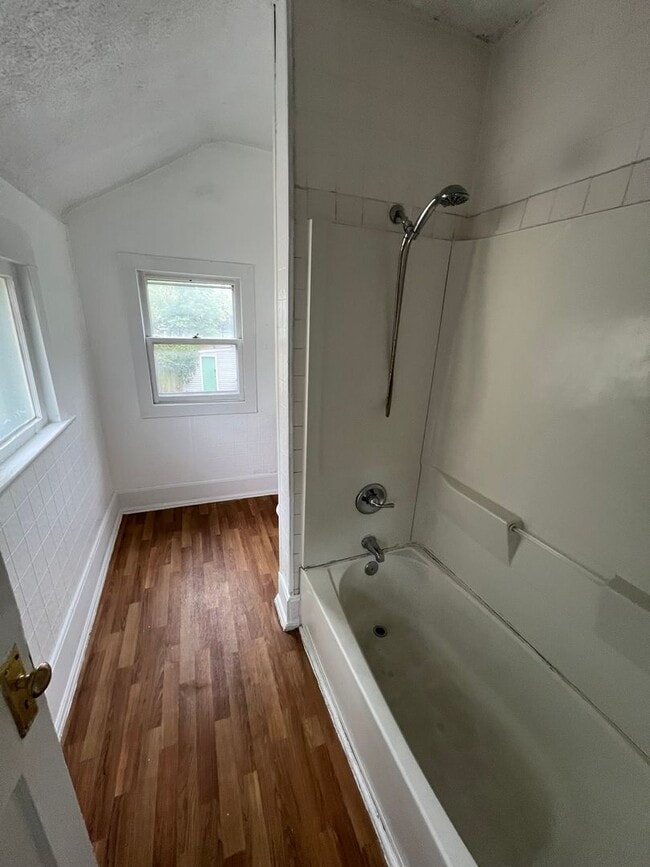 Building Photo - 4 Bedroom Single Family in Cleveland ,Ohio