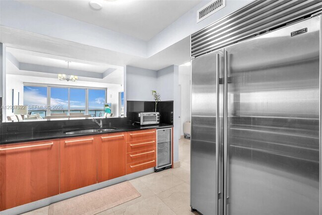Building Photo - 1331 Brickell Bay Dr