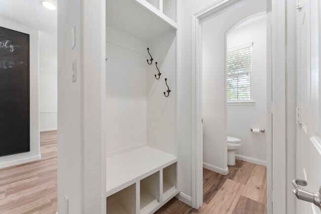 Building Photo - 2 Granite Path Pl