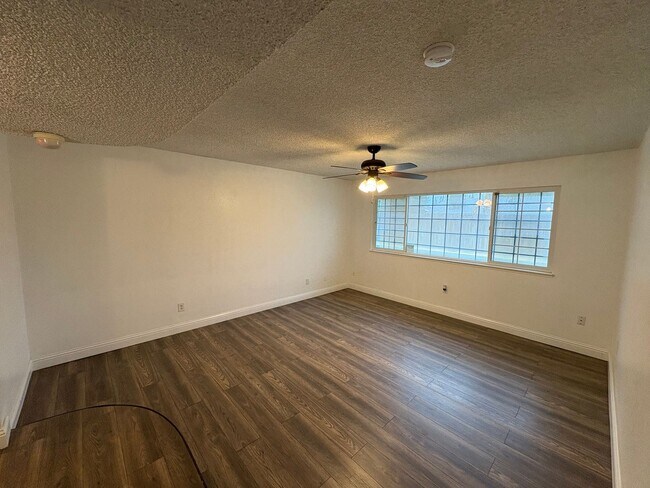Building Photo - SW Visalia Home Available Now!