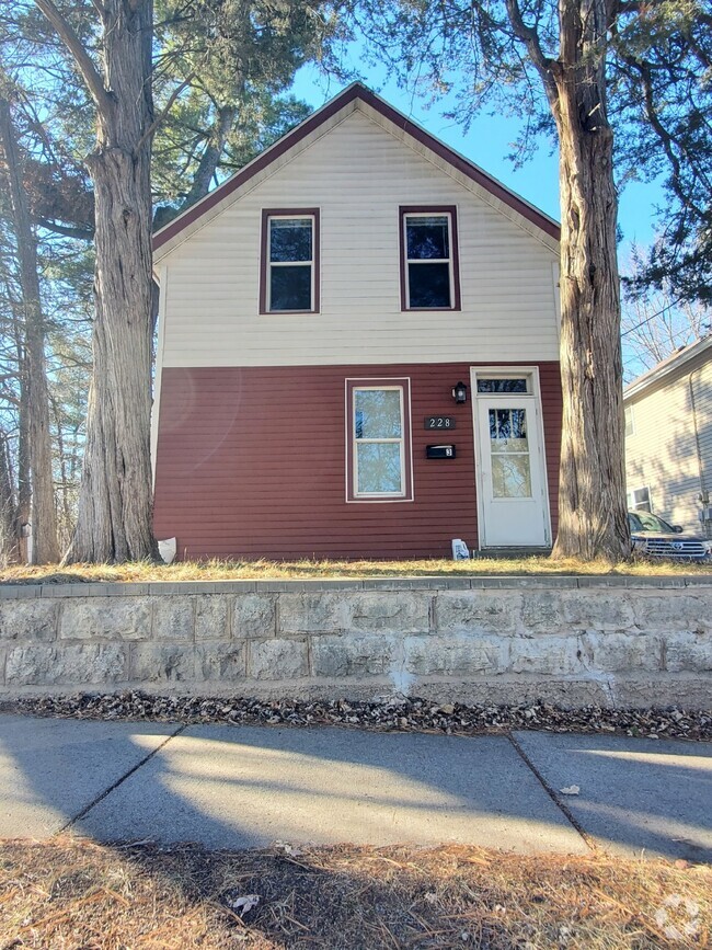 Building Photo - 1BR 1BA Upper Level Unit - Tri-plex Proper...