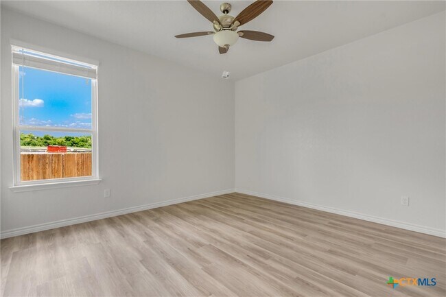 Building Photo - 1118 B Zora Dr