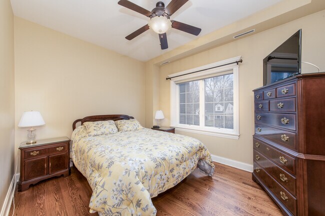 Building Photo - 1021 Peterson Ave