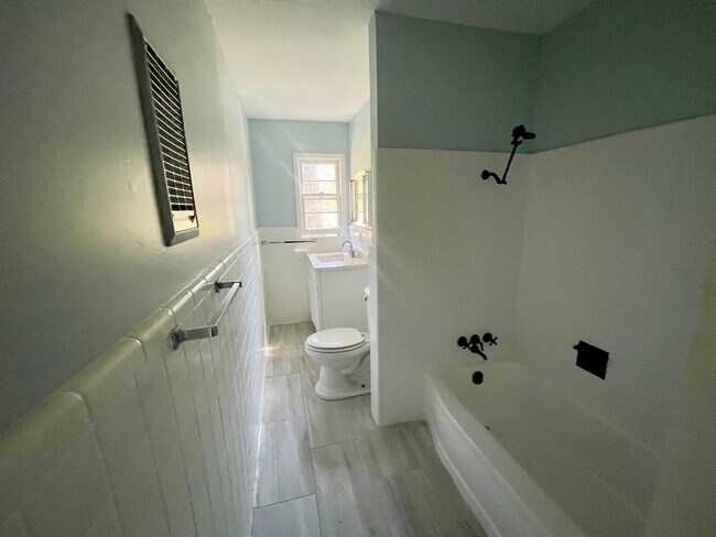 Building Photo - Charming 3 BR/2BA Home in Eastover District