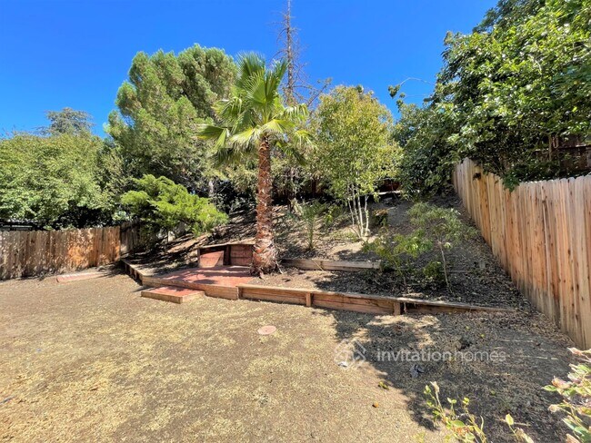 Building Photo - 1015 Linda Vista Way