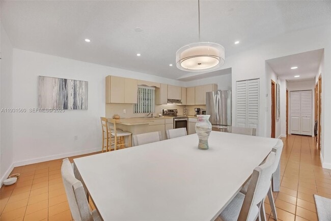 Building Photo - 139 N Bay Harbor Dr