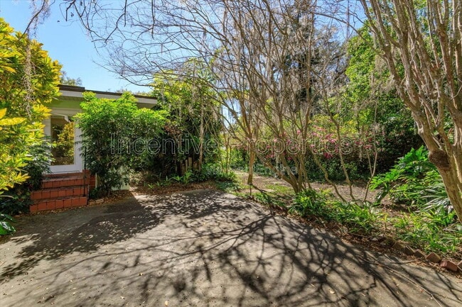 Building Photo - 816 Putnam Ave