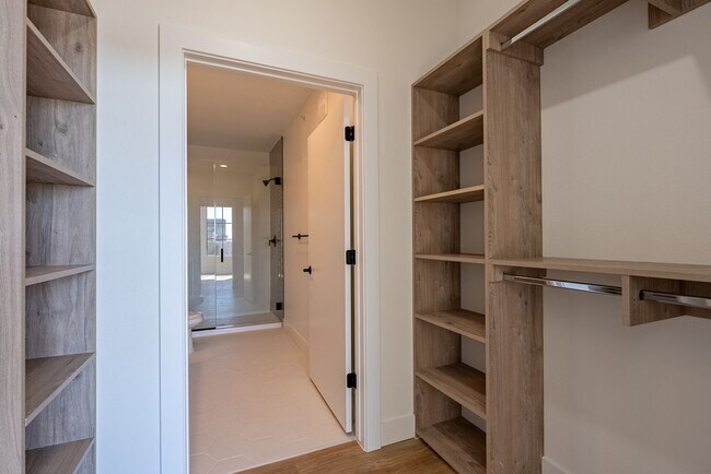 Building Photo - Luxurious Industrial Loft - 2 bed 2 bath c...