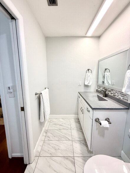 Building Photo - 11801 Foxrun Ln