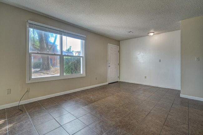 Building Photo - 135 Clover Valley Cir