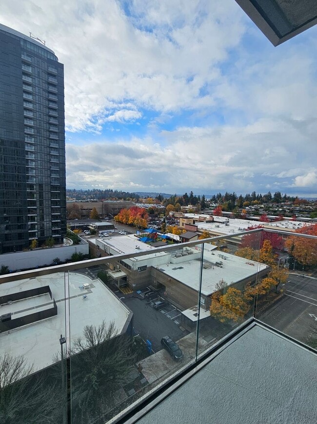Building Photo - Luxurious High Rise Living in Convenient Downtown Bellevue