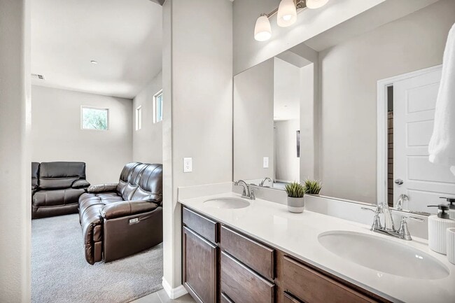 Building Photo - Luxury Rental | Premium Corner Lot | Strip Views